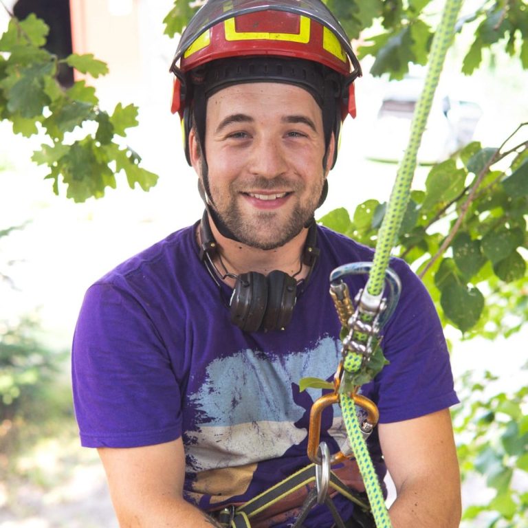 Runar Raabe Der Firmeninhaber in Kletterausrüstung auf dem Firmengelände in Handorf bei Lüneburg